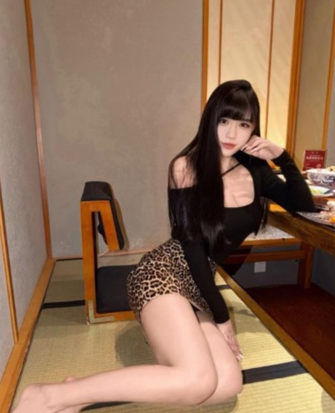 大⻓腿美⼥姐